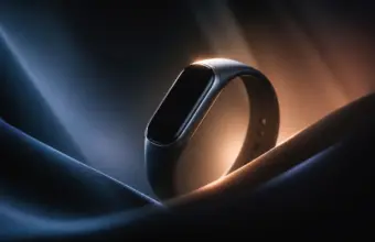 Pulsera tecnológica sin marca con una pequeña pantalla iluminada entre sombras suaves