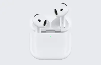 Dos AirPods 5 sobre su estuche de carga abierto