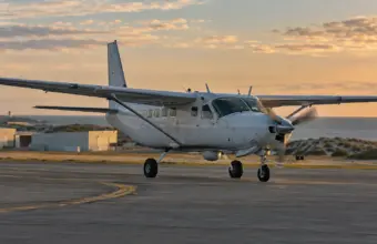Avión turbohélice autónomo rodando por un aeropuerto regional costero