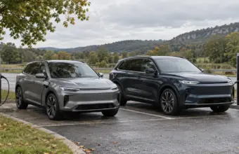 Dos SUV híbridos enchufables sin distintivos cargando junto a una carretera europea