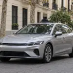 Recreación conceptual de un coche de investigación con sensor en el techo en una calle urbana