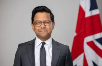 Kanishka Narayan posa junto a una bandera británica en un retrato oficial de archivo de 2025