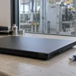 Recreación generada de un portátil cerrado junto a un cable de red desconectado en un puesto de ingeniería