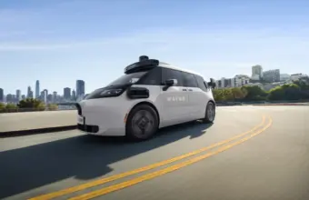 Robotaxi eléctrico Waymo Ojai con sensores de sexta generación circulando por una carretera urbana