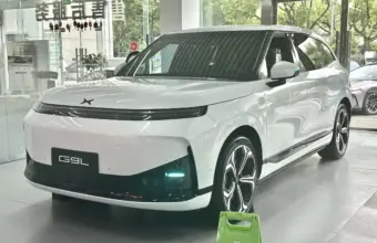 XPENG G9L blanco expuesto en un concesionario, fotografiado en septiembre de 2026